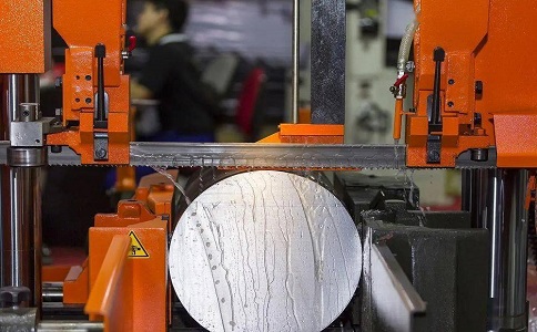 为什么选购射洪立式带锯床时，客户需要提供锯切生产量、材质、硬度、大小、厚度等需求？